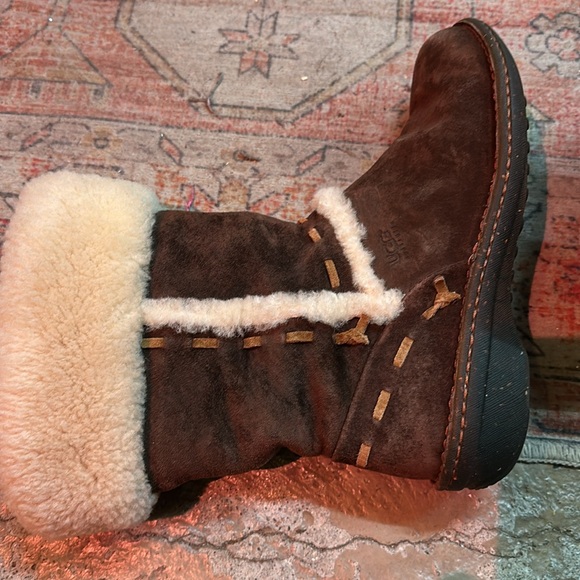 Ugg Elijo boots size 9 - Picture 3 of 8